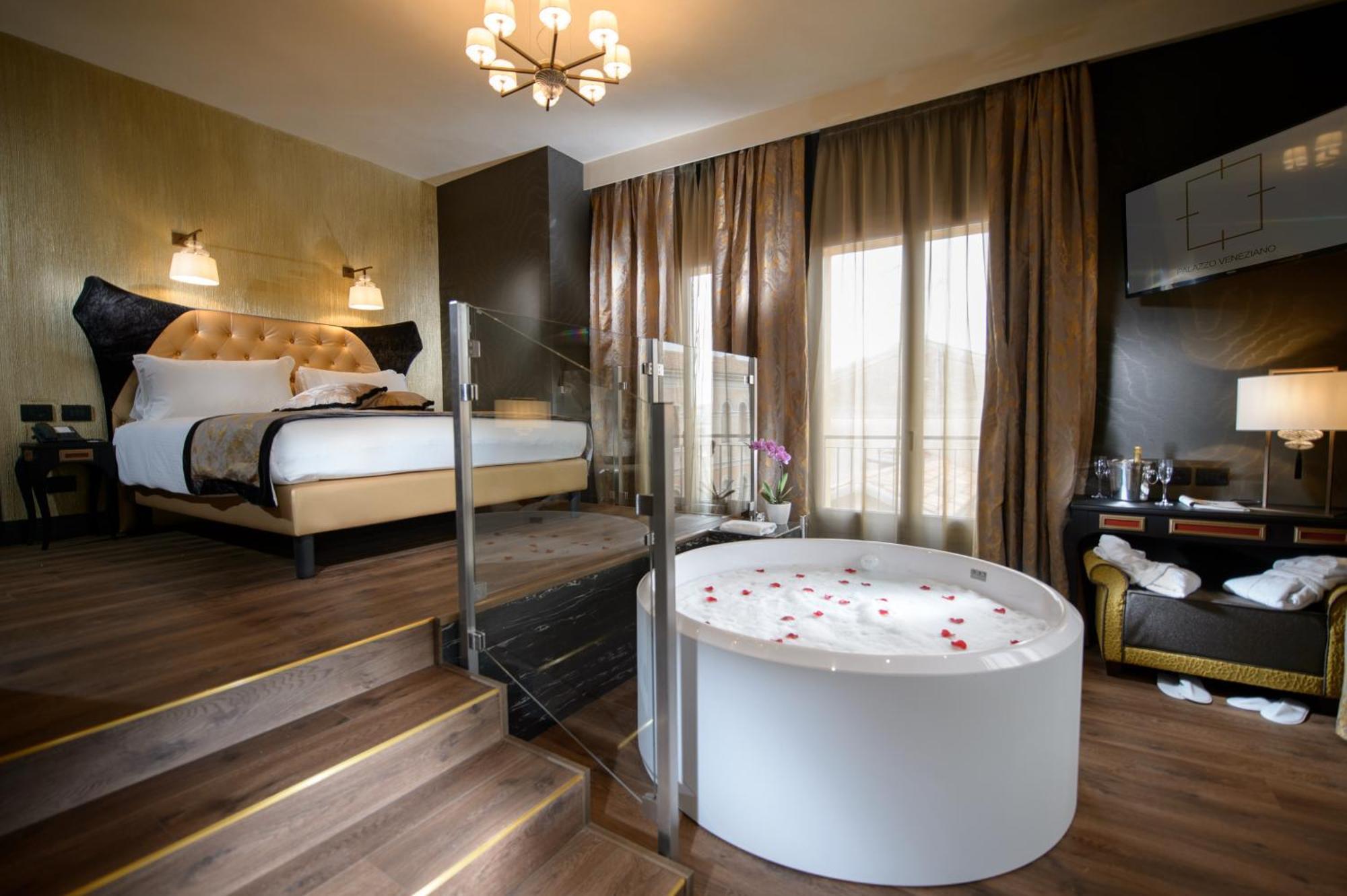 Eck-Junior Suite mit Whirlpool und Aussicht auf den Kanal